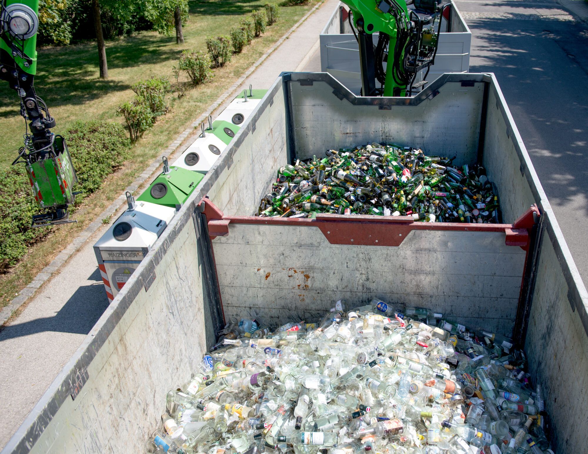LKW mit weißem und bunten Glasverpackungen