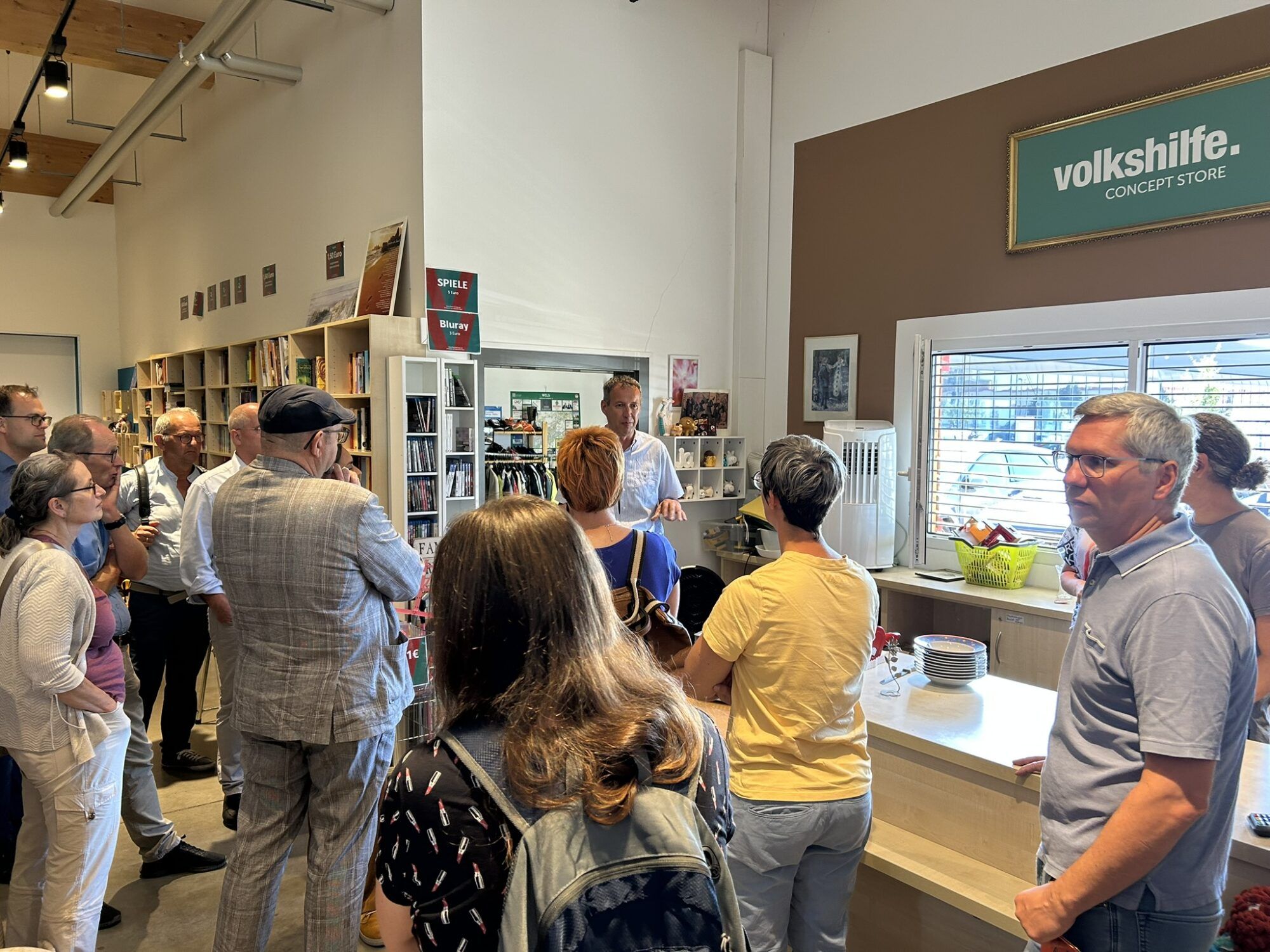 Gruppe von ReVital Interessenten im ASZ Nord in Wels im Shop