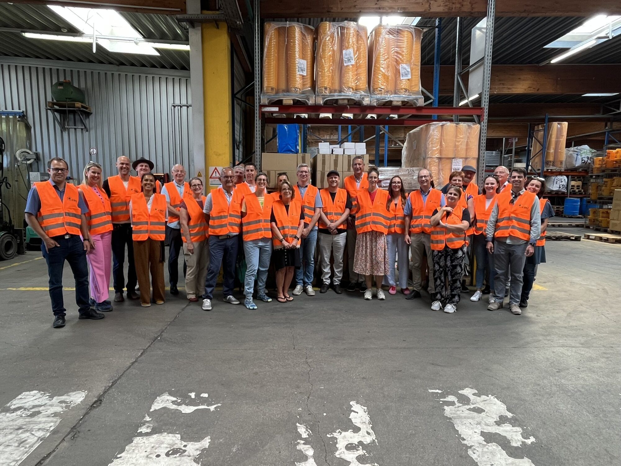 Gruppenfoto von ReViital Interessenten in orangen Warnwesten