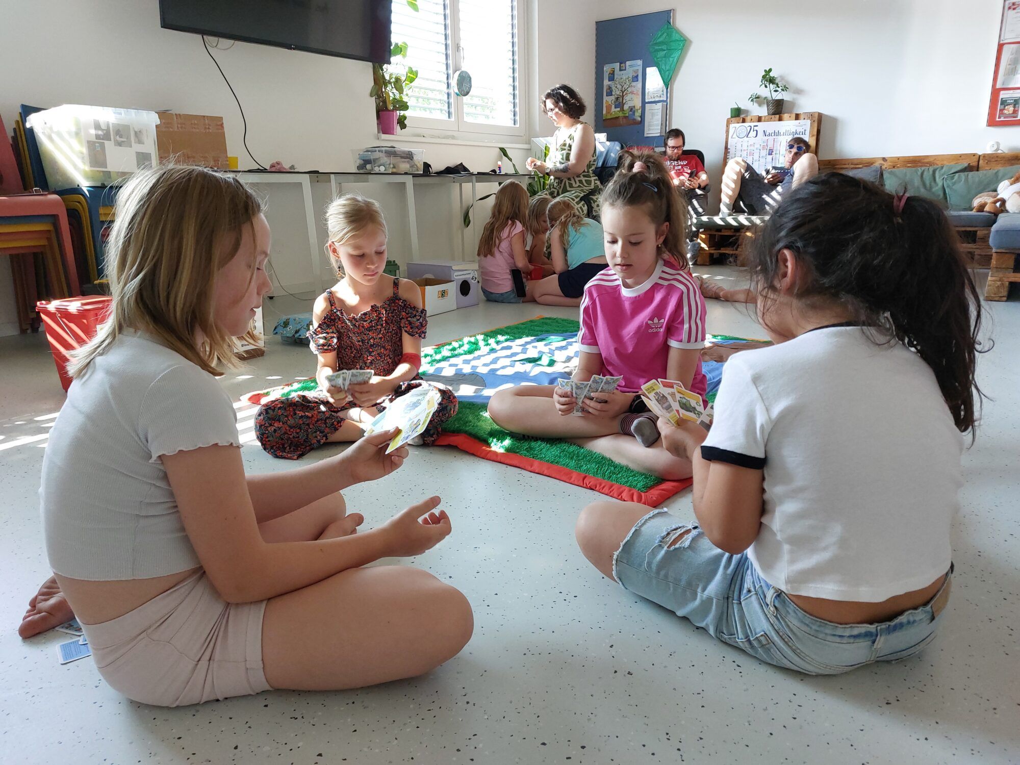 Kinder des Jugendrotkreuz beim M&uuml;lltrennspiel