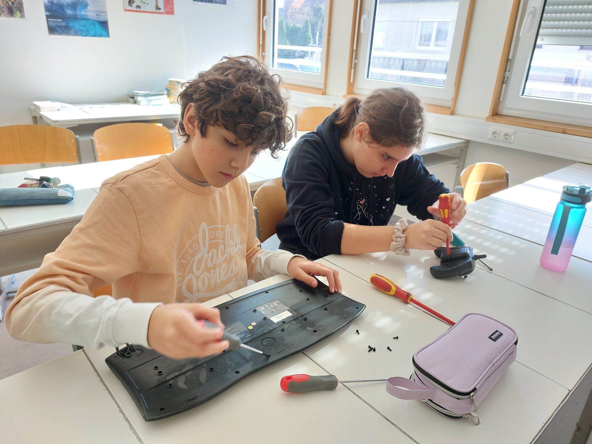 Bub und M&auml;dchen des Gymnasiums Campus Baden beim Zerlege-Workshop