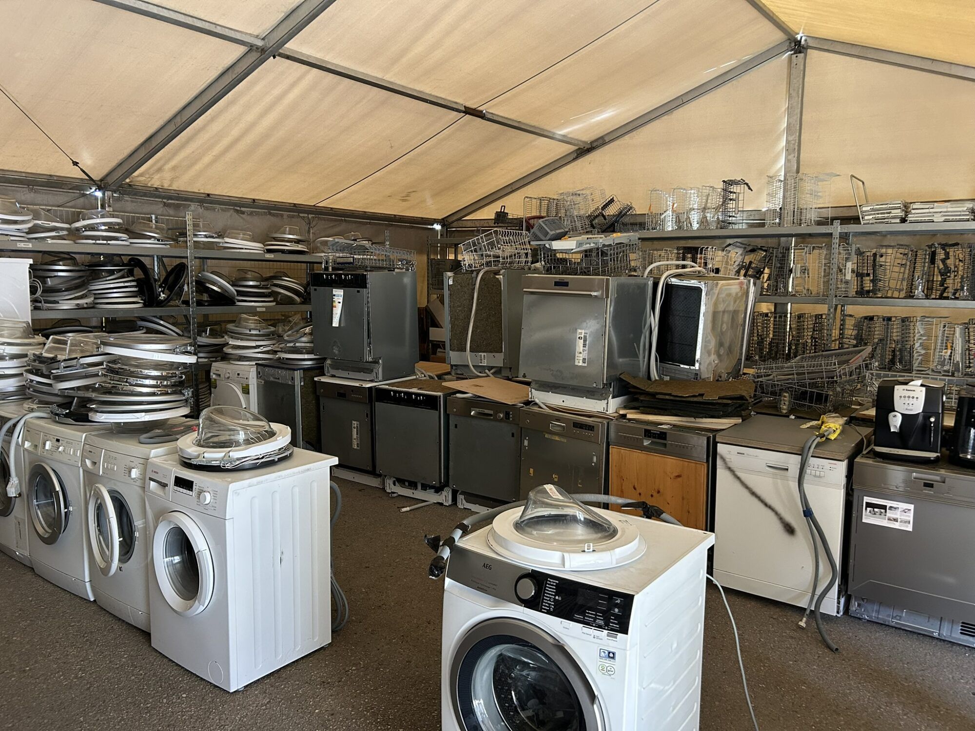 ReUse fähige Waschmaschinen im Lager des FAB Techno Team in Wels