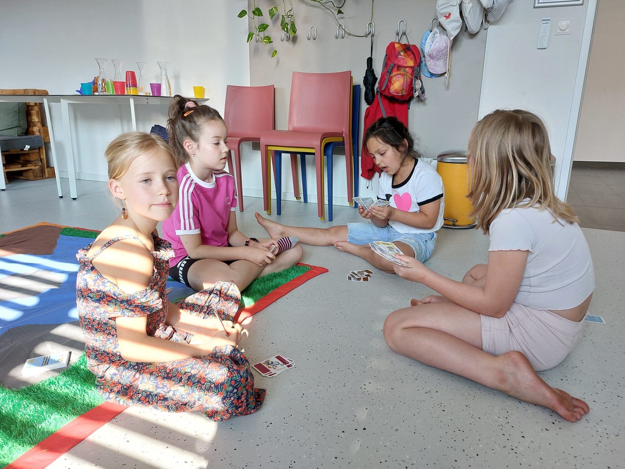 Kinder des Jugendrotkreuz beim M&uuml;lltrennspiel