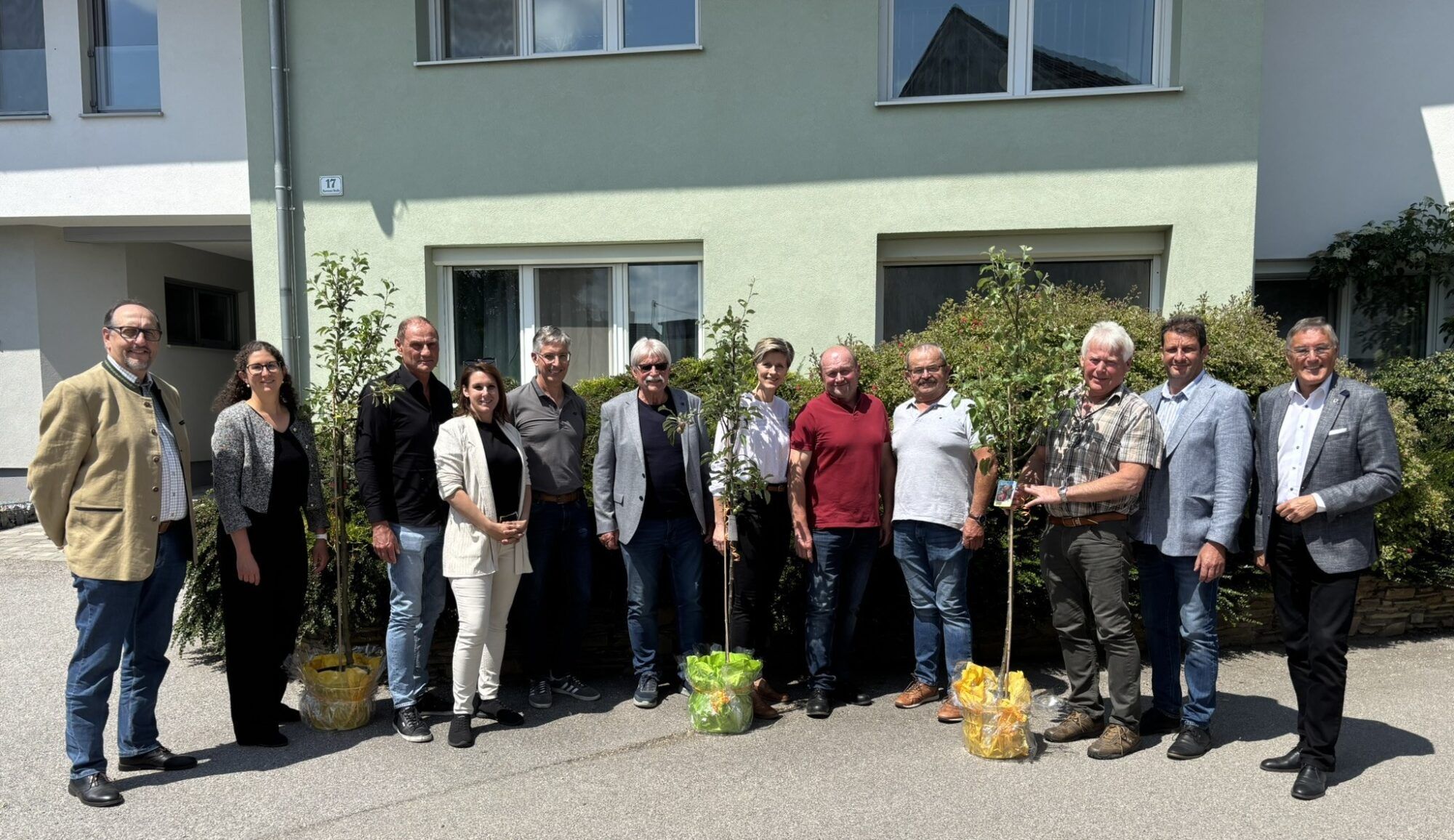 G.V.U.-Obmann Bgm. Ludwig Deltl (re.), Obm-Stv. Bgm. Ing. Hermann Gindl (6.v.li.), und Geschäftsführerin DI Kathrin Dürr (2.v.li.) bedankten sich im Rahmen der Übergabe der Obstbäume bei den engagierten Helferinnen und Helfern.