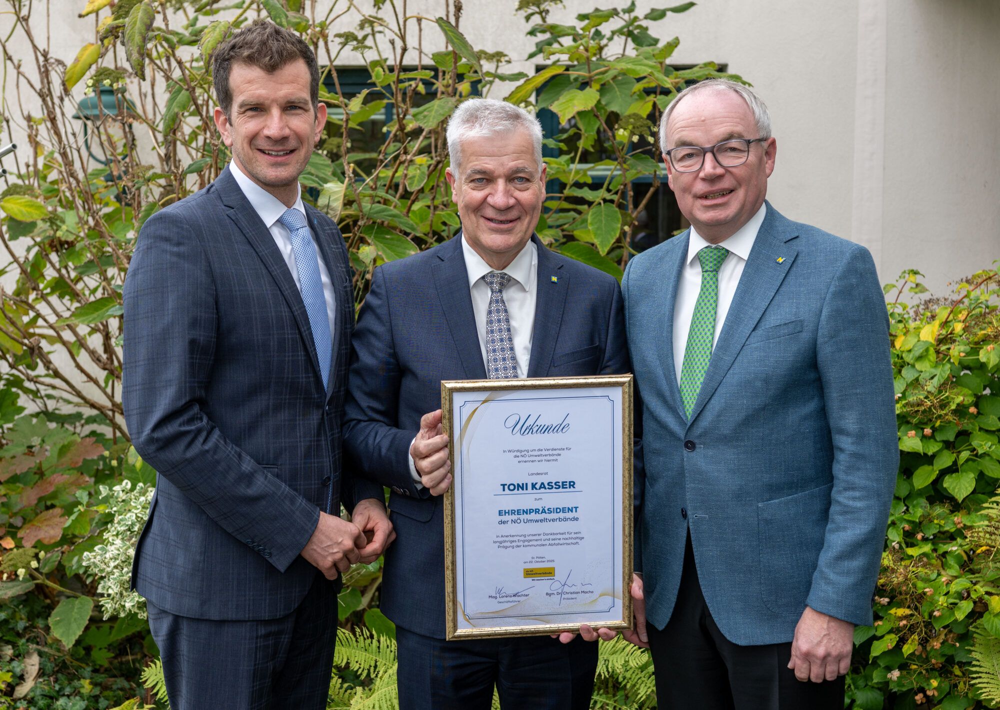 Auf dem Bild sind Christian Macho, Anton Kasser und Stephan Pernkopf zu sehen. Anton Kasser hält seine Urkunde zum Ehrenpräsidenten in der Hand.