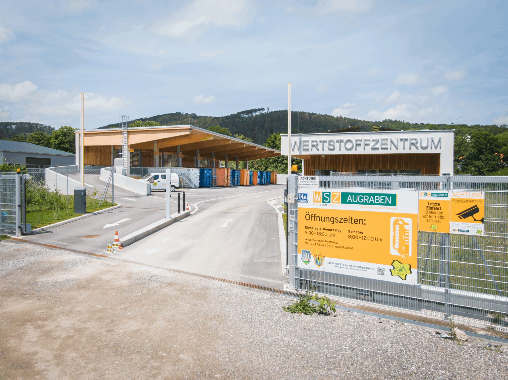 Einfahrtstor WSZ Augraben, Im Hintergrund sieht am die aufgestellten Sammelcontainer