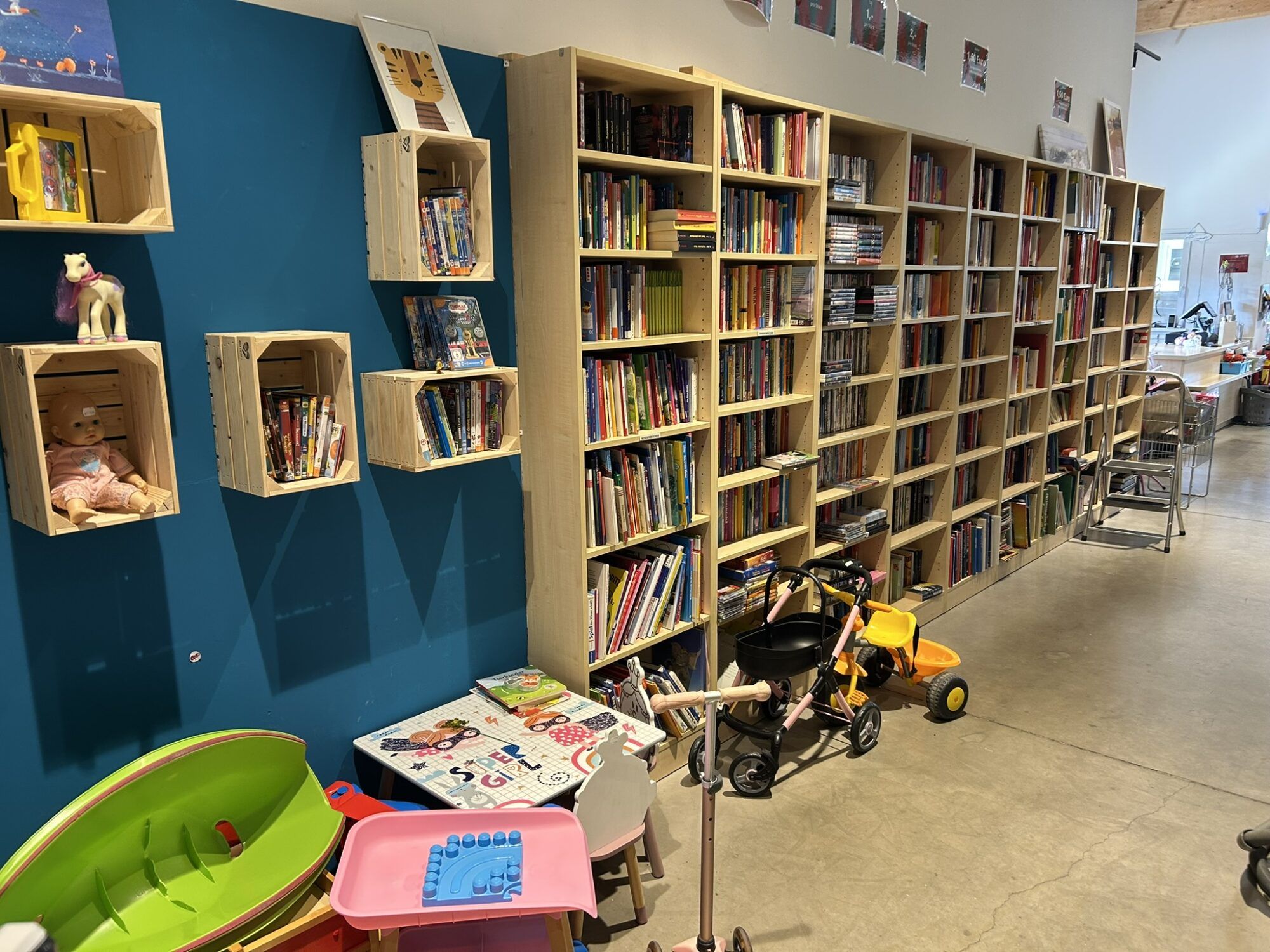 Bücher- und Spielewand im ReVital ASZ Nord Shop in Wels