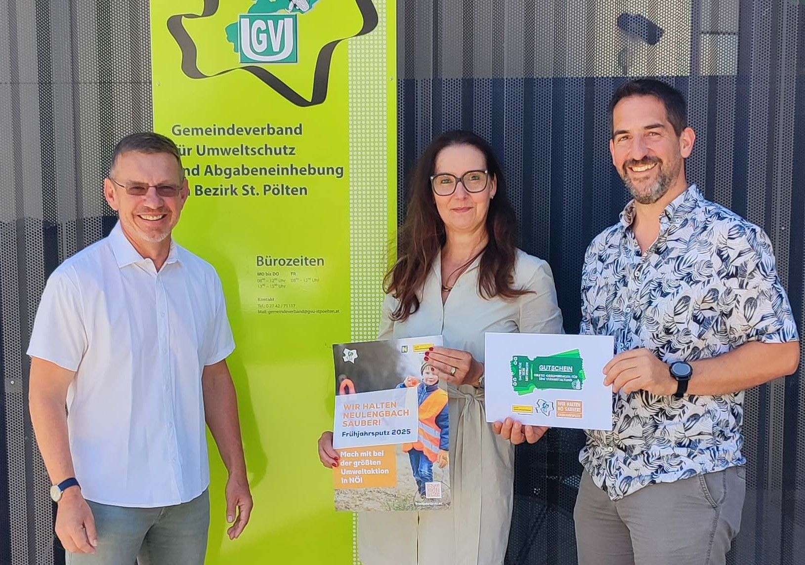 Übergabe des ersten Platzes: Am Bild: Amtleiter Johann Freiler, Elfriede Entenfellner und
Gregor Eichinger/Stadtgemeinde Neulengbach