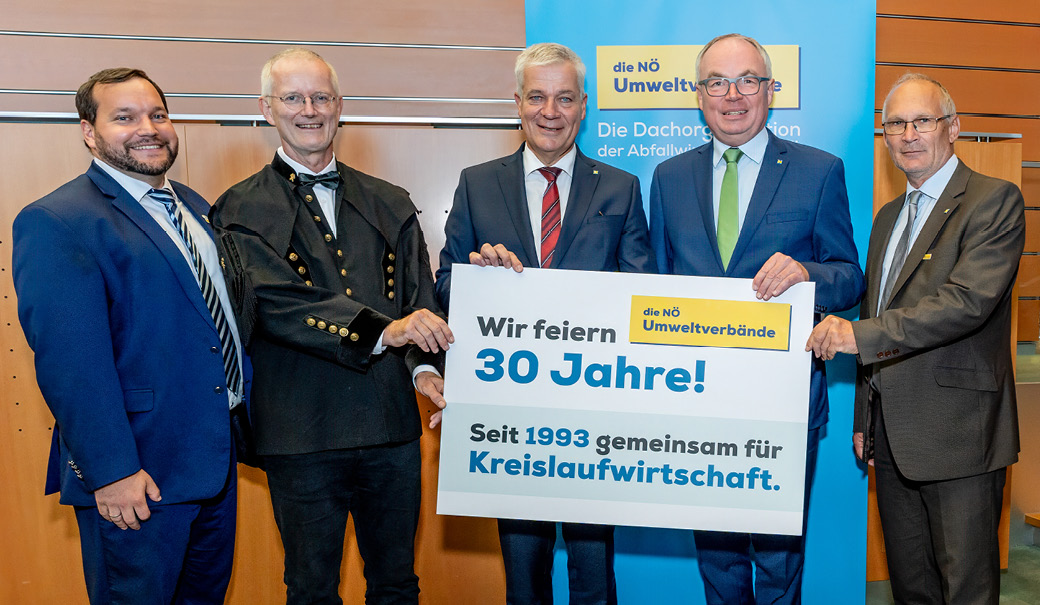 mehrere Personen halten eine Tafel mit der Aufschrift: "Wir feiern 30 Jahre! Seit 1993 gemeinsam für Kreislaufwirtschaft"