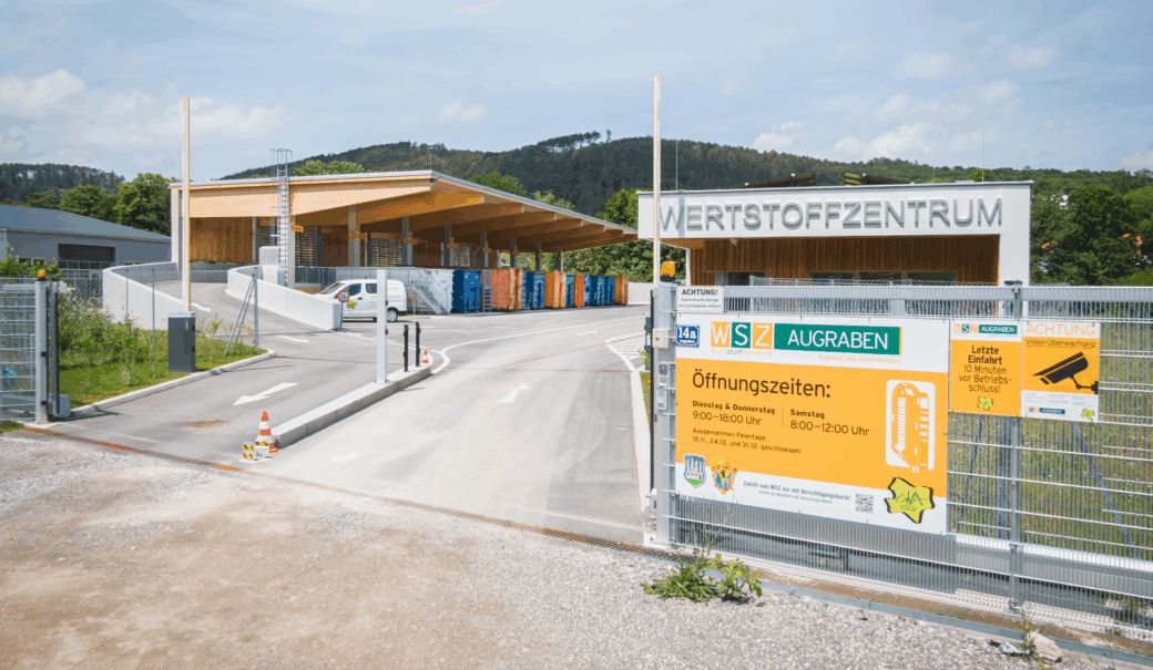 Einfahrtstor WSZ Augraben, Im Hintergrund sieht am die aufgestellten Sammelcontainer